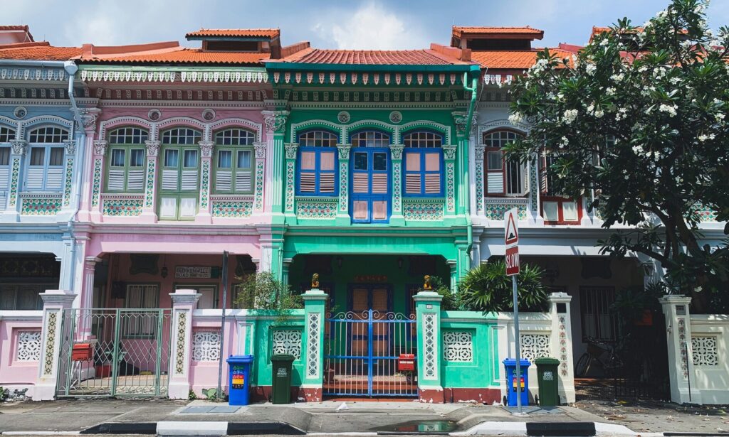 Neighbourhood in SG : Strolling along the Singapore River lined with heritage shophouses