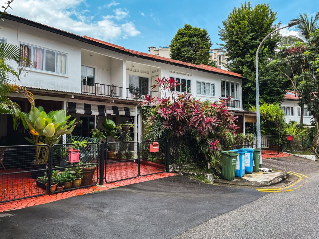 Singapore Neighbourhood : Explore the heritage homes and modern condominiums of Holland Village.