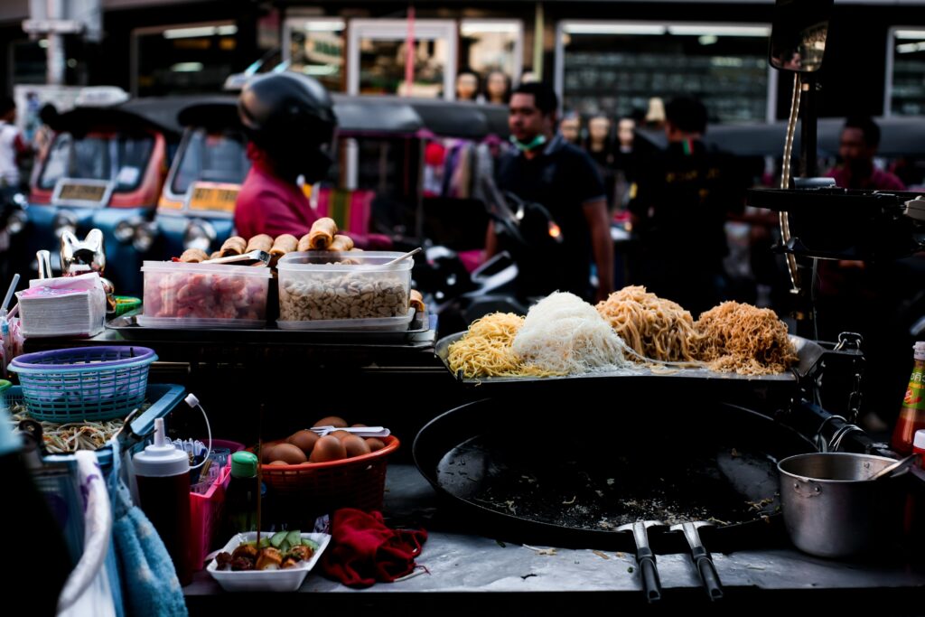 Neighbourhood Eats SG : Discover Singapore’s neighbourhoods through iconic local dishes and hawker flavours.