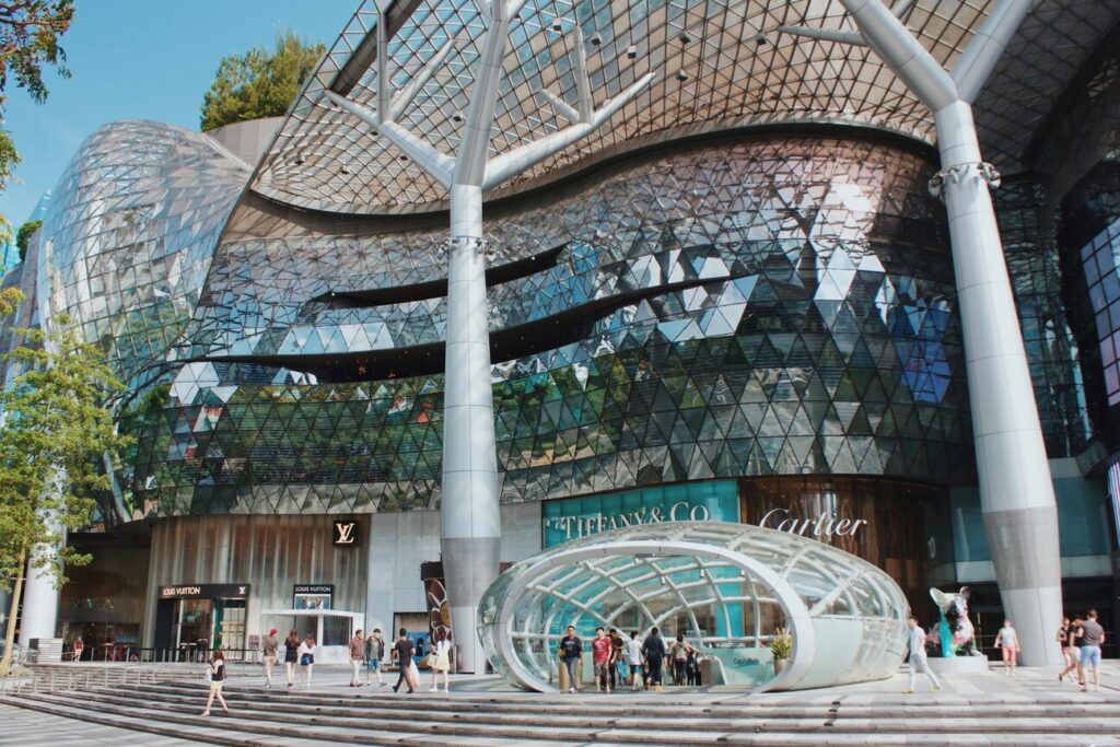 Singapore Culture : Explore vibrant neighbourhoods where heritage and modernity coexist in harmony.