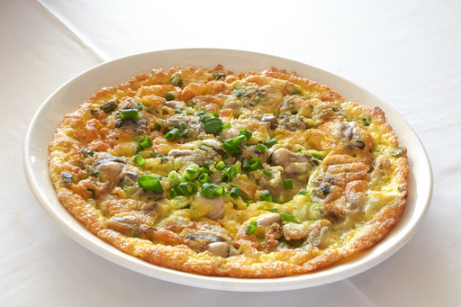 Singapore Food Culture : Oyster omelette fried to perfection with crunchy texture