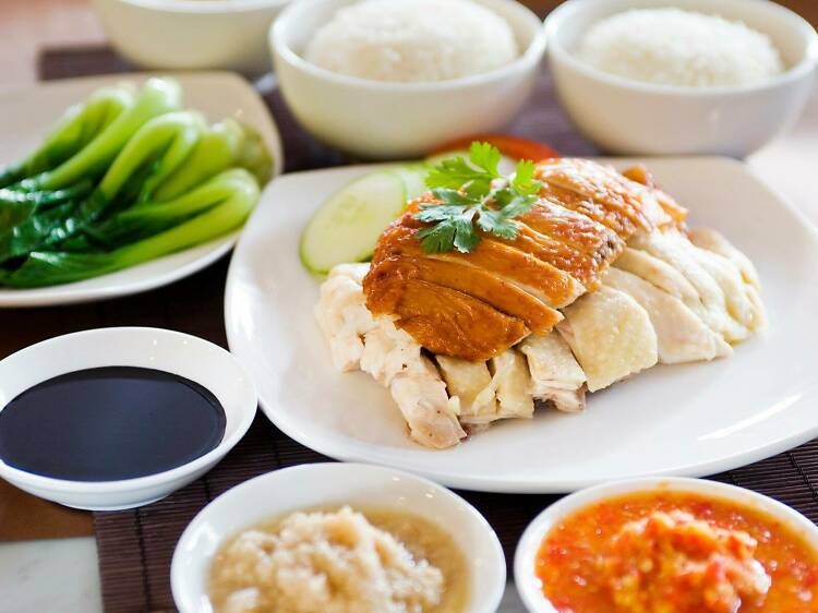 Hainanese Chicken Rice Singapore : Singapore’s beloved national dish featuring tender chicken and aromatic garlic rice.