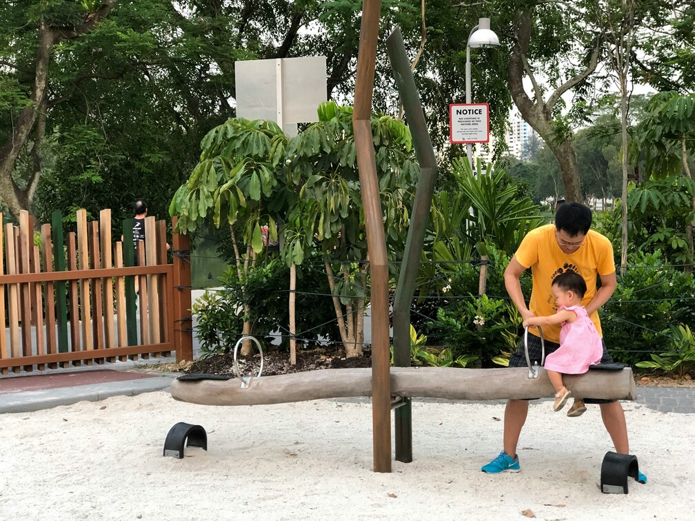 Best Park in SG : Families enjoying a day out under the iconic Supertrees.